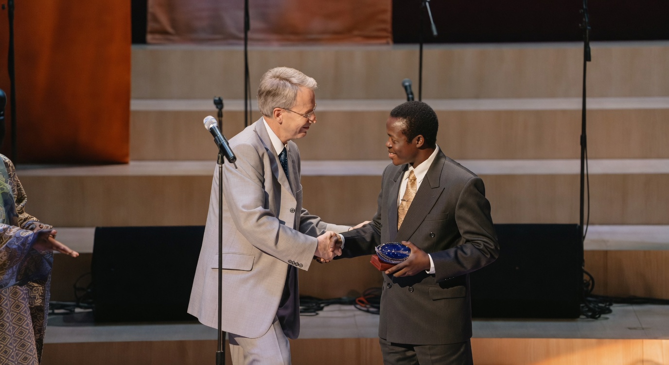 Peter Clark FIA presenting the 3E Award for Excellence to Robert Oppong on stage